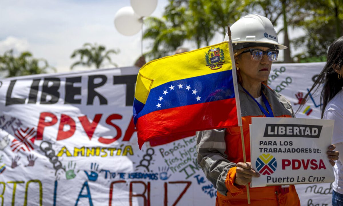 Trabajadores protestan por salarios y chavistas marchan en Caracas contra sanciones