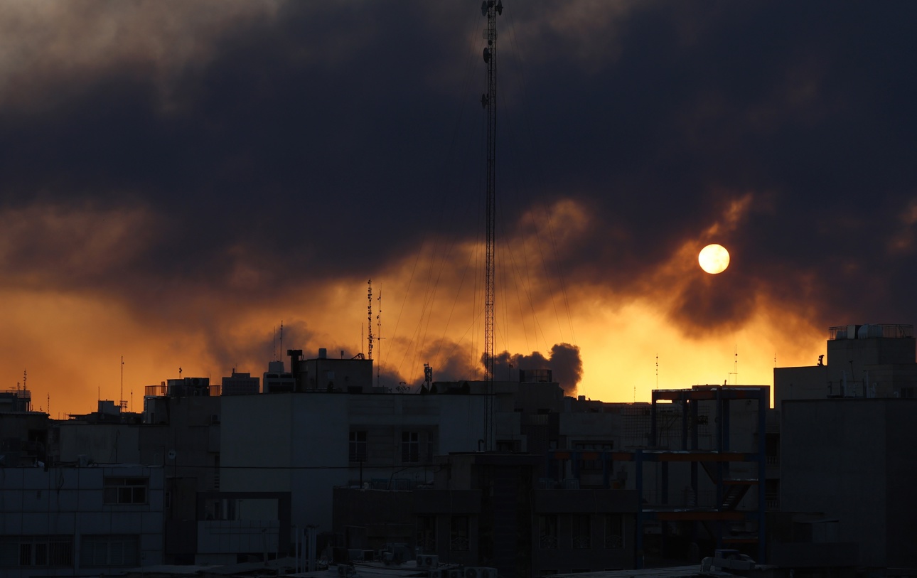 Humo se eleva tras un ataque aéreo en el centro de Teherán, Irán, este martes. (Foto de Abedin Taherkenareh de la agencia EFE)