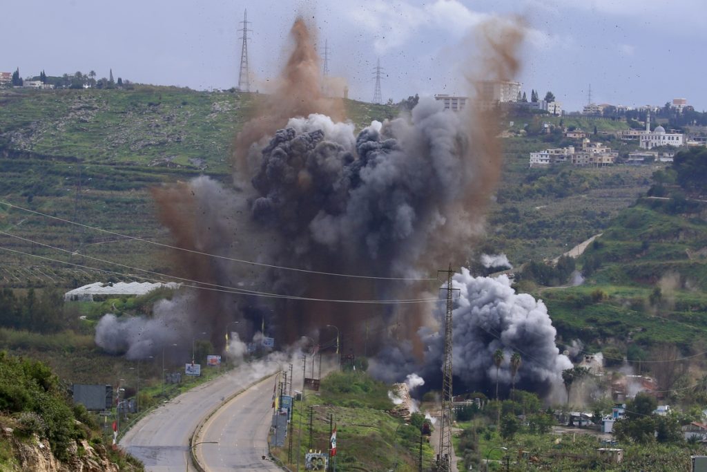 El humo y las llamas se elevan tras un ataque israelí contra el puente de Qasmiya, cerca de Tiro, en el sur del Líbano, el 22 de marzo de 2026. (Foto de Stringer de la agencia EFE/EPA)