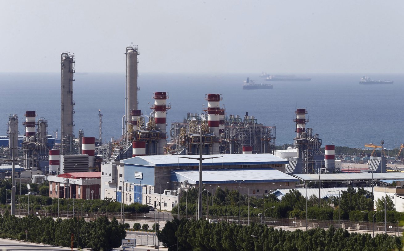 Imagen de archivo de la refinería petroquímica en los alrededores del yacimiento de gas natural South Pars cerca de Assalouyeh, Irán. (Foto de Abedin Taherkenareh de la agencia EFE)