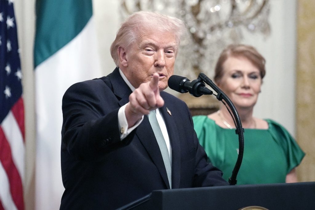 El presidente de Estados Unidos, Donald Trump (izq.). (Fotografía de archivo de Yuri Gripas de la agencia EFE)