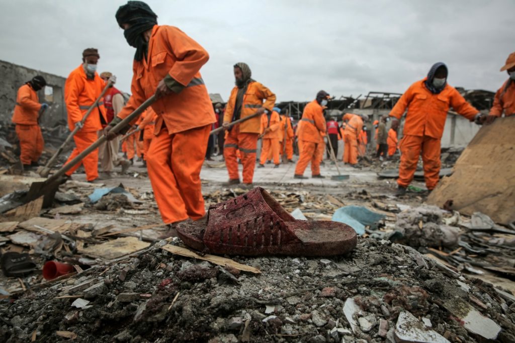 Trabajadores municipales retiran escombros en el lugar de los bombardeos pakistaníes en Kabul, Afganistán, 17 de marzo de 2026. (Foto de Samiullah Popa de la agencia EFE/EPA)