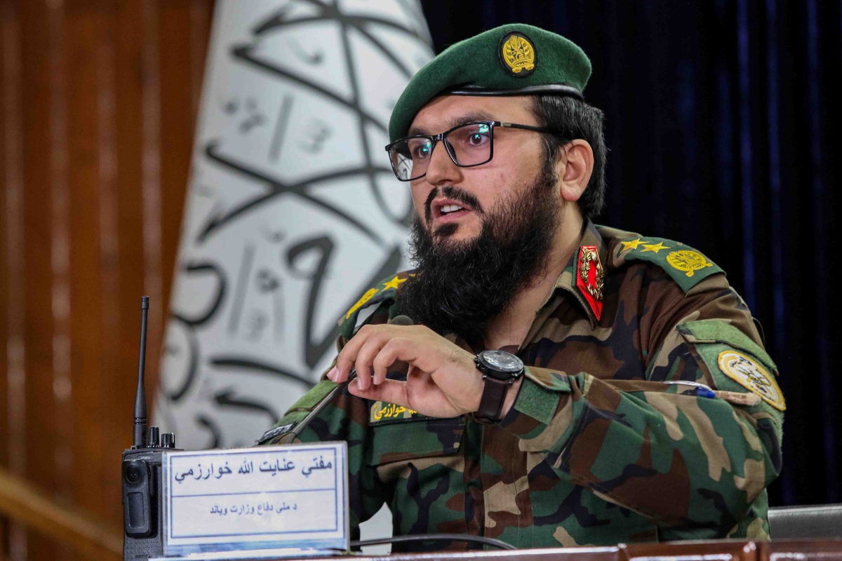 El portavoz del Ministerio de Defensa de Afganistán, Mufti Enayatullah Khwarazmi, durante una rueda de prensa. (Foto de Samiullah Popal de la agencia EFE/EPA)