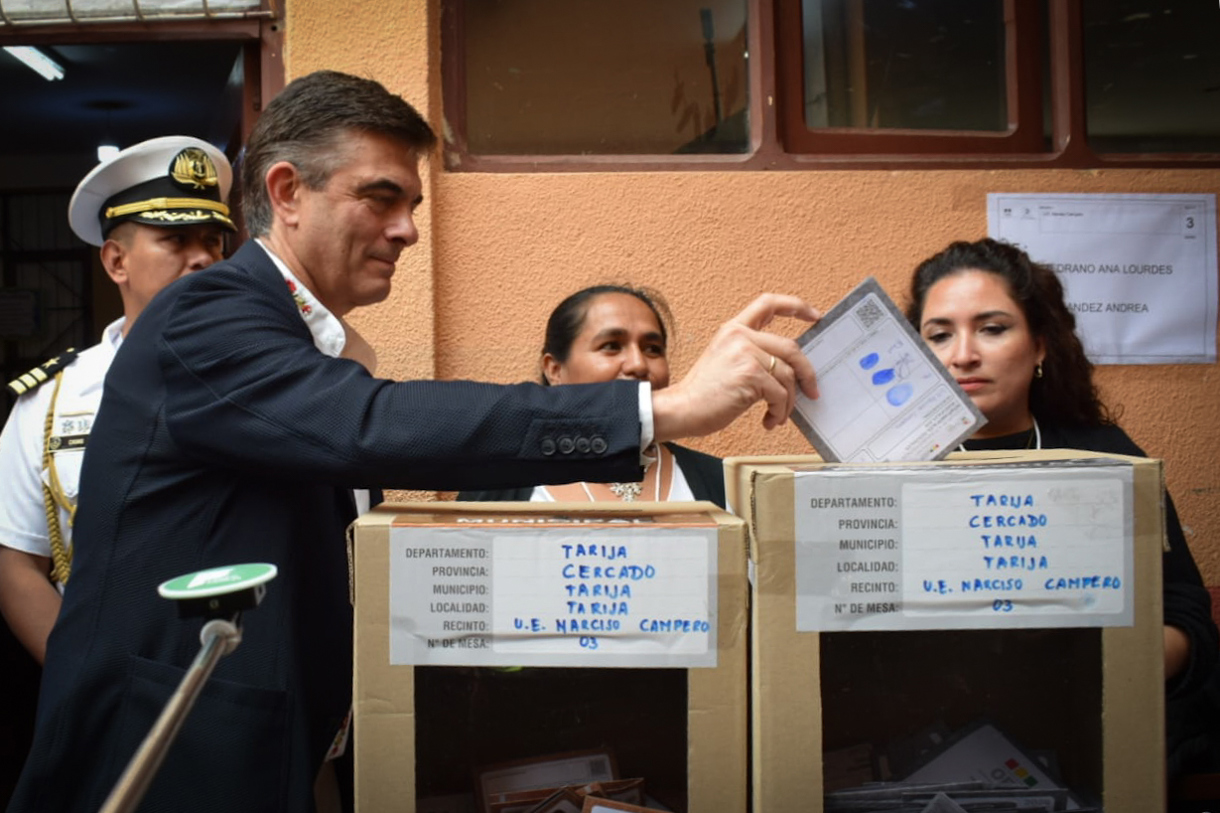 Fotografía cedida por la Presidencia de Bolivia de su mandatario Rodrigo Paz, votando durante la jornada de elecciones regionales en Tarija (Bolivia).