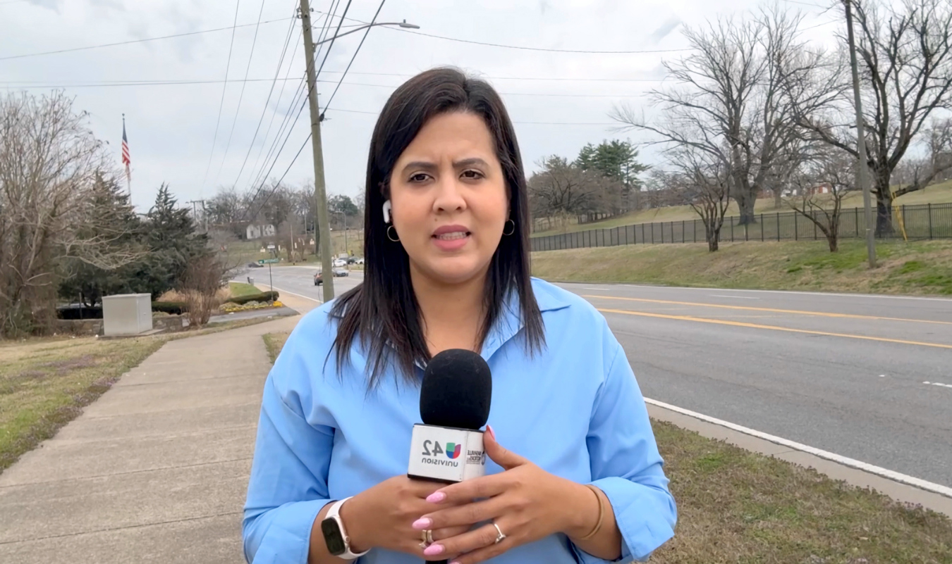 Fotografía cedida por Nashville Noticias que muestra a la periodista Estefany Rodríguez durante una cobertura periodística.