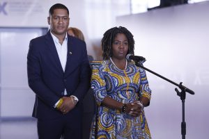 La vicepresidenta de Colombia, Francia Márquez, habla a su llegada al encuentro de los países de la Comunidad de Estados Latinoamericanos y Caribeños (Celac) y el Foro de Alto Nivel Celac–África este sábado, en Bogotá (Colombia). (Foto de / Mauricio Dueñas Castañeda de la agencia EFE)