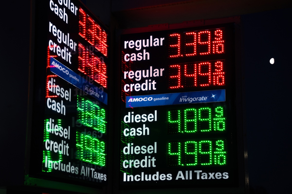 Imagen de los precios de la gasolina en una estación de servicio en Nueva York (EUA). (Foto de Olga Fedorova de la agencia EFE/EPA)