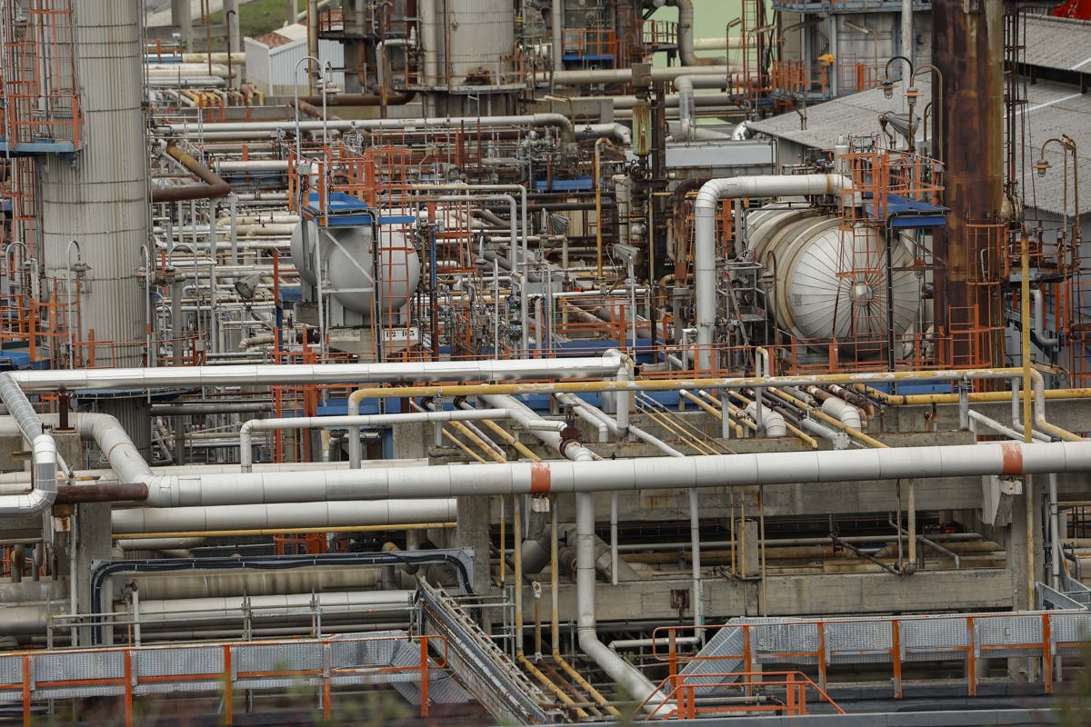 Vista parcial de la refinería de Petronor en Muskiz. (Foto de Miguel Toña de la agencia EFE)