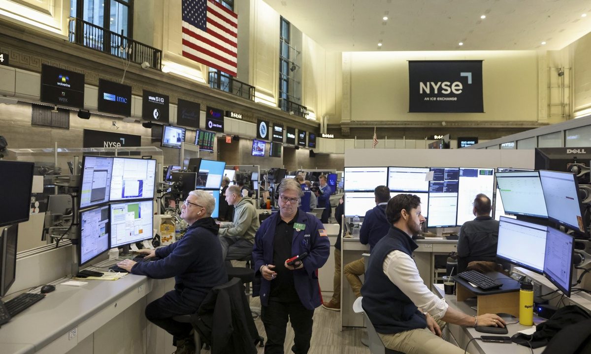 Cierra en rojo Wall Street tras la decisión de la Fed de mantener los tipos de interés