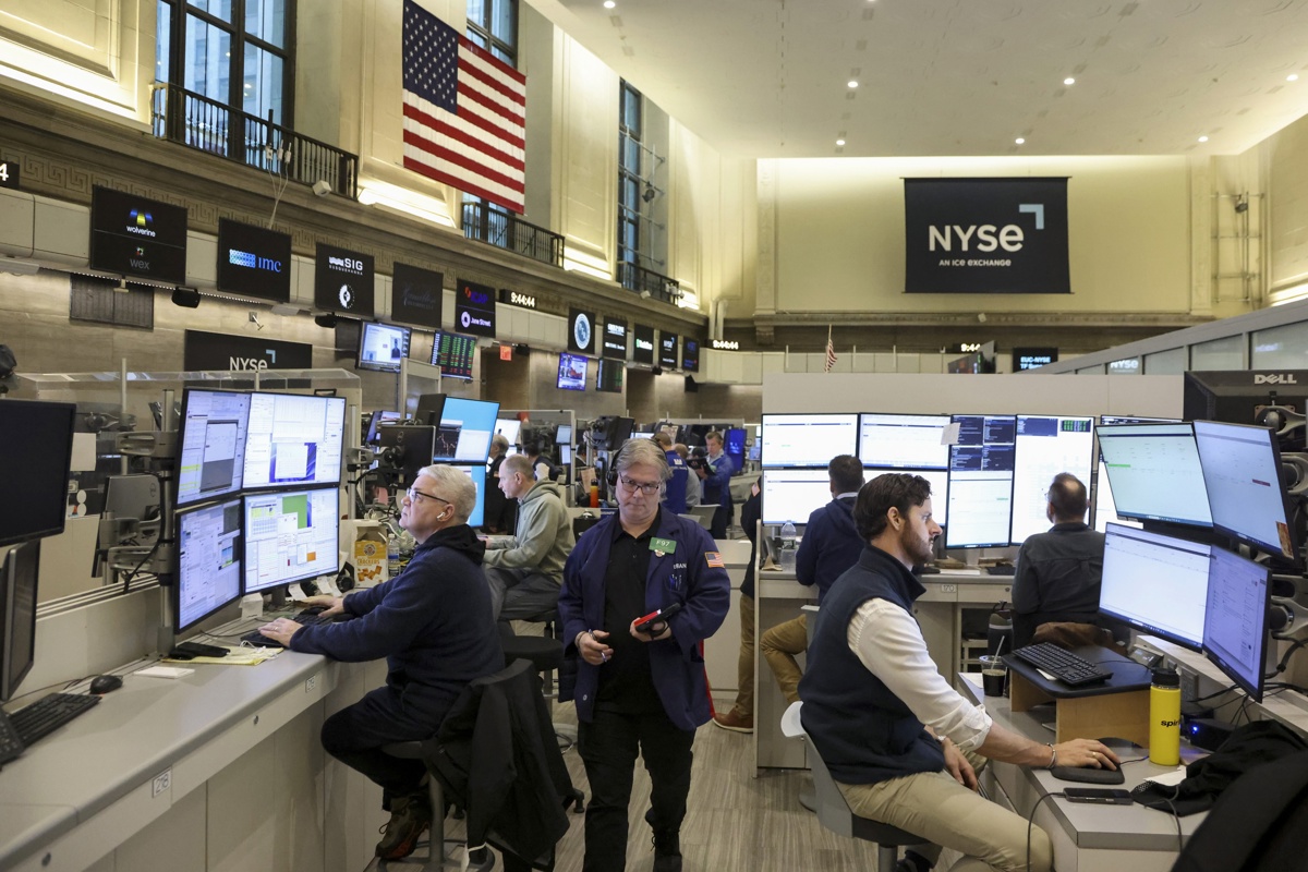 Trabajadores en la Bolsa de Nueva York (EUA). (Fotografía de archivo de Sarah Yenesel de la agencia EFE/EPA)