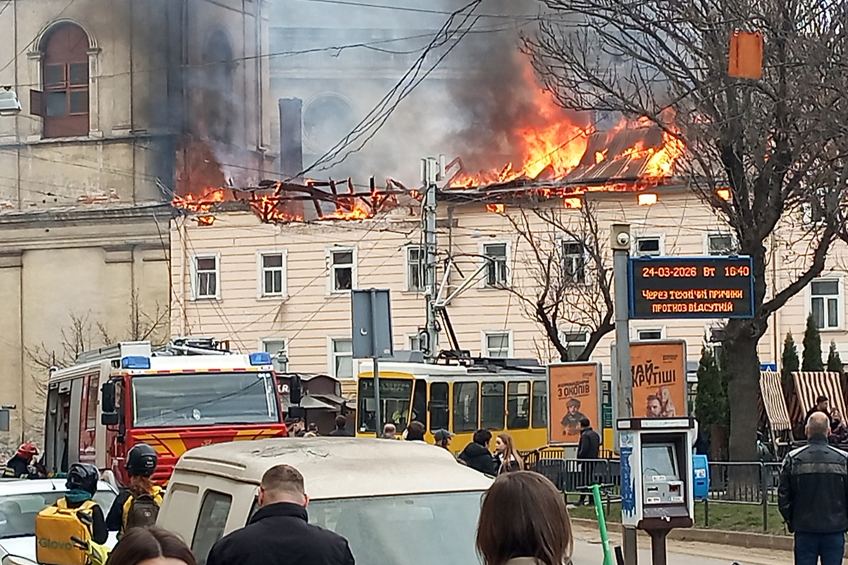 Rusia atacó este martes a plena luz del día el centro de Leópolis, una ciudad ucraniana situada a solo 70 kilómetros de la frontera con Polonia, miembro de la Unión Europea (UE) y la OTAN, en un bombardeo en el que resultaron heridas al menos 13 personas y que dañó un edificio protegido por la Unesco, informaron las autoridades locales. (Foto de Dmytro Averchuk de la agencia EFE)