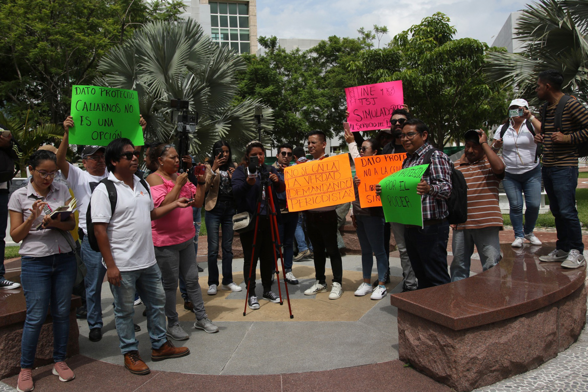 Una manifestación de periodistas y fotógrafos al exterior de las instalaciones del Poder Judicial en el municipio Chilpancingo (México). (Fotografía de archivo de José Luis De La Cruz de la agencia EFE)