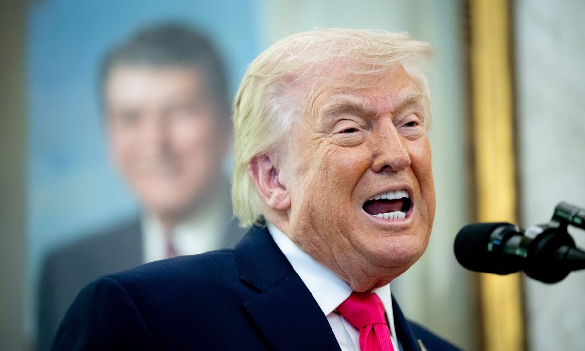 Relaja Trump sanciones para facilitar la reapertura de la embajada de Venezuela en EUA