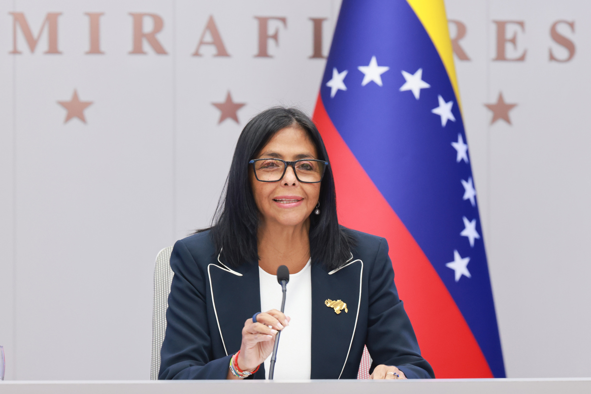 Fotografía cedida por el Palacio de Miraflores que muestra a la presidenta encargada de Venezuela, Delcy Rodríguez, hablando en una videoconferencia durante el foro FII Priority Miami en Caracas (Venezuela).