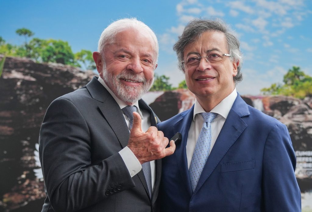Fotografía cedida por la Presidencia de Colombia donde se observa a su mandatario Gustavo Petro (d), junto a su homólogo de Brasil, Luiz inacio Lula da Silva, durante una reunión bilateral en el marco del encuentro de los países de la Comunidad de Estados Latinoamericanos y Caribeños (Celac) y el Foro de Alto Nivel Celac–África en Bogotá (Colombia).