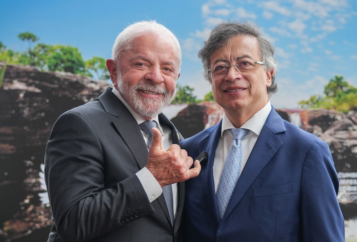 Fotografía cedida por la Presidencia de Colombia donde se observa a su mandatario Gustavo Petro (d), junto a su homólogo de Brasil, Luiz inacio Lula da Silva, durante una reunión bilateral en el marco del encuentro de los países de la Comunidad de Estados Latinoamericanos y Caribeños (Celac) y el Foro de Alto Nivel Celac–África en Bogotá (Colombia).