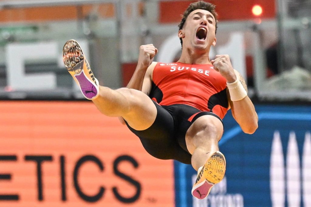 El suizo Simon Ehammer en el heptatlón en los Mundiales en pista cubierta. (Foto de Radek Pietruszka de la agencia EFE/EPA)