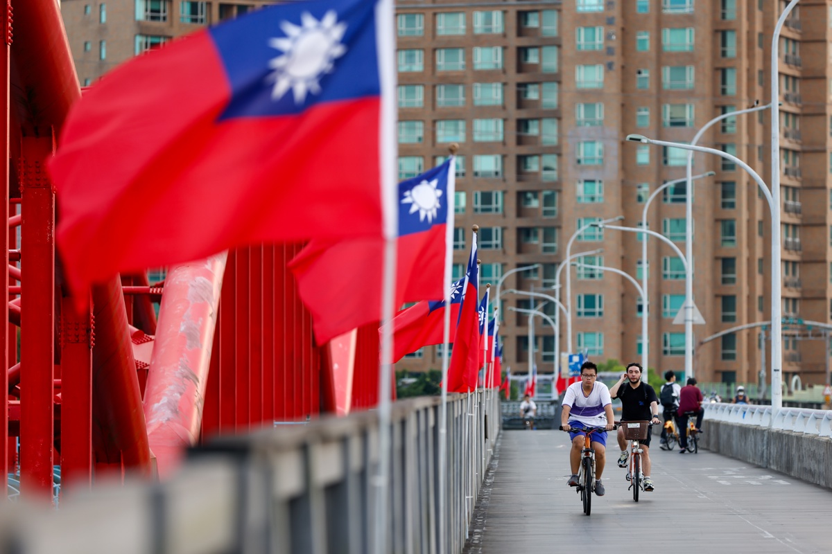 Banderas de Taiwán por las calles de Taipei. (Fotografía de archivo de Ritchie B. Tongo de la agencia EFE/EPA)