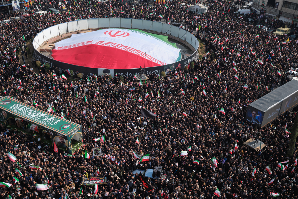 Miles de personas participan en los funerales en la plaza Engelab (Revolución) de Teherán, de altos cargos fallecidos a manos de Estados Unidos e Israel. (Foto de Jaime León de la agencia EFE)