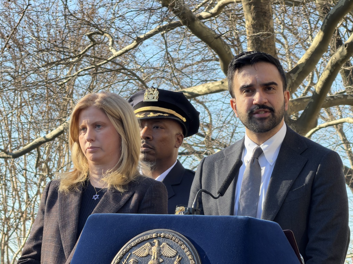 El alcalde de Nueva York, Zohran Mamdani (d), habla junto a la comisionada del Departamento de Policía de (NYPD), Jessica S. Tischwith, durante una rueda de prensa en Nueva York (Estados Unidos). (Foto de Sarah Yáñez-Richards de la agencia EFE)