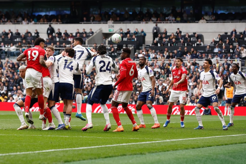 El delantero brasileño Igor Jesus del Nottingham Forest (I) logra el 0-1 durante el partido de la Premier League que han jugado Tottenham Hotspur y Nottingham Forest, en Londres, Reino Unido. (Foto de David Cliff de la agencia EFE/EPA)