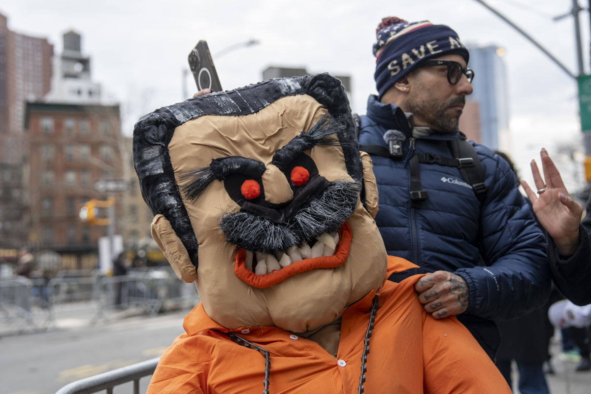 Una persona sostiene un muñeco alusivo al presidente de Venezuela Nicolás Maduro, capturado en Caracas, durante una manifestación este jueves, frente a la corte federal de Nueva York (EUA). (Foto de Ángel Colmenares de la agencia EFE)