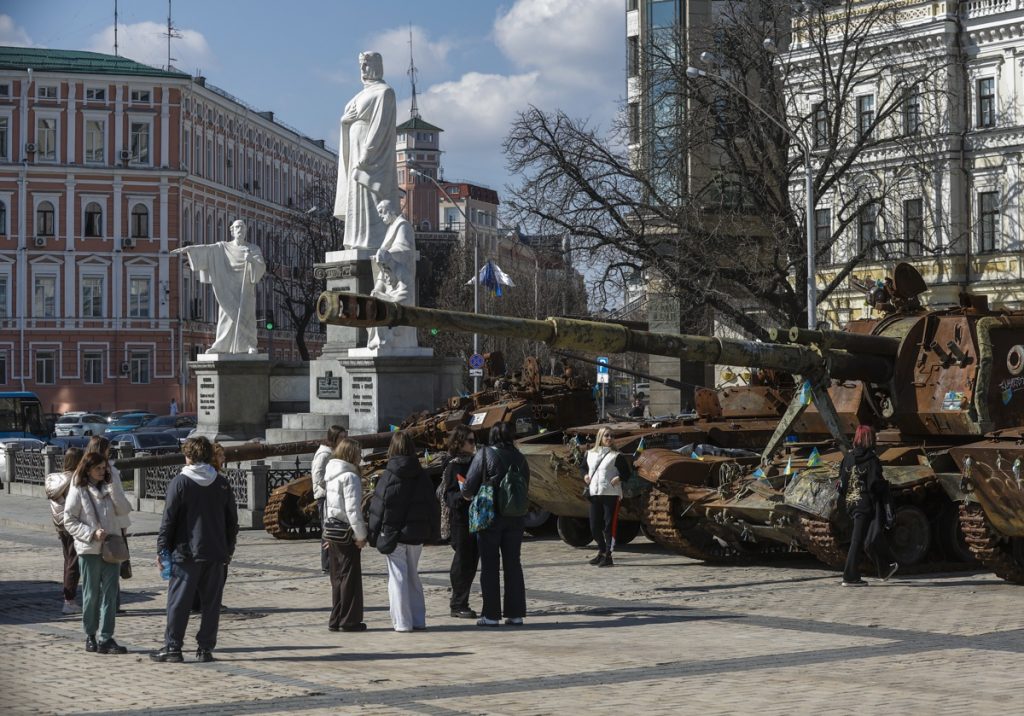 Varias personas pasan junto a vehículos de combate dañados exhibidos como parte de una exposición de equipo militar ruso destruido, en Kiev, Ucrania, el 20 de marzo de 2026. (Fot de Sergey Dolzhenko de la agencia EFE/EPA)