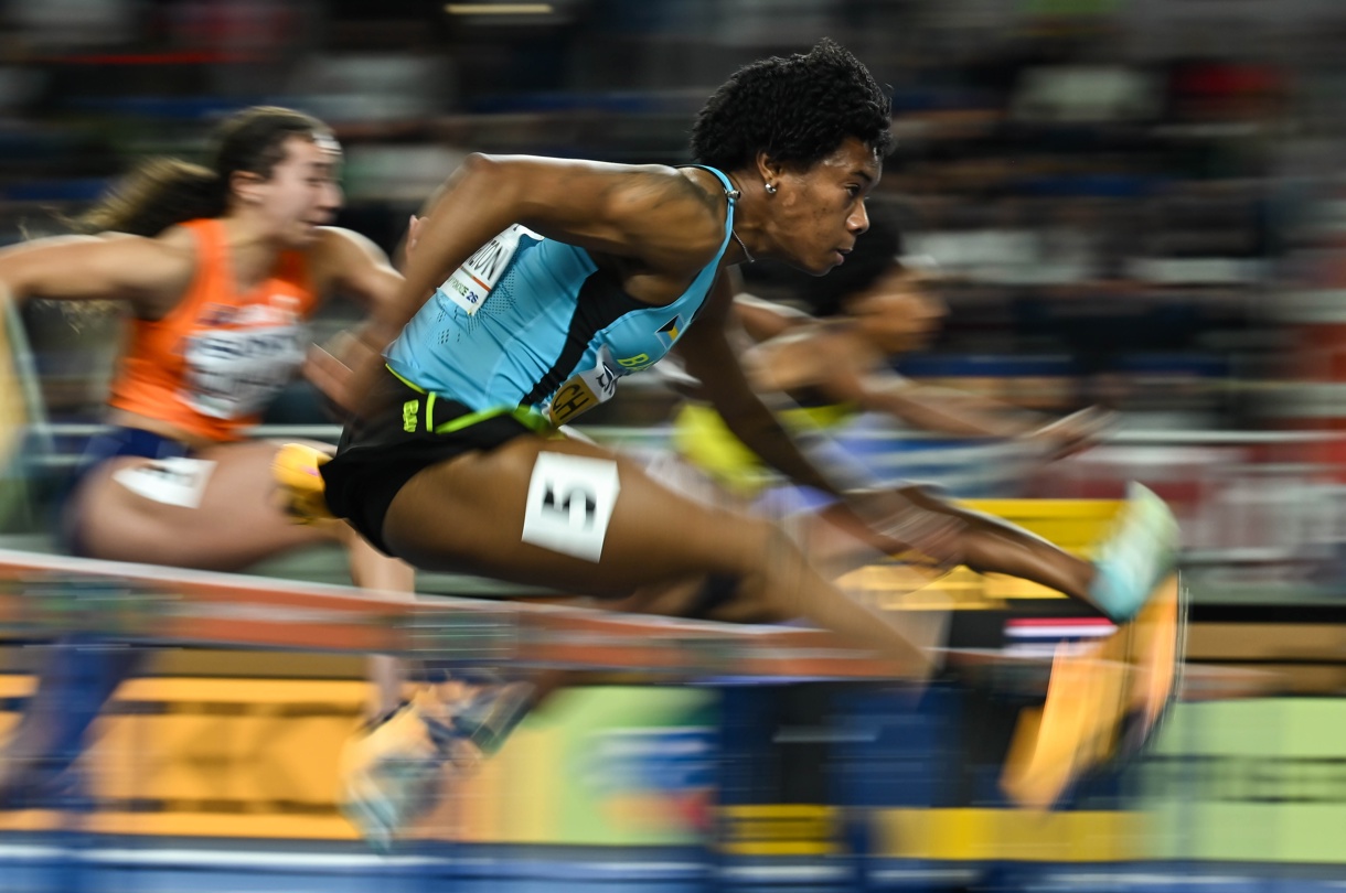 La bahameña Devyne Charlton igualó en la Final de los Mundiales en pista cubierta que se disputan en la ciudad polaca de Torun. (Foto de Adam Warzawa de la agencia EFE/EPA)