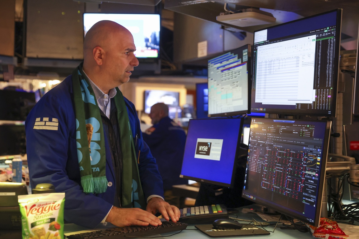 Trabajadores en la Bolsa de Nueva York (EUA). (Fotografía de archivo de Sarah Yenesel de la agencia EFE/EPA)