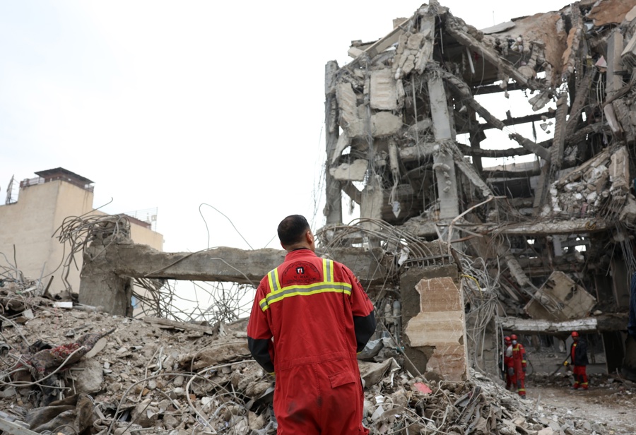 Los trabajadores de rescate iraníes trabajan entre los escombros de edificios residenciales dañados en el centro de Teherán, Irán. (Foto de EFE)
