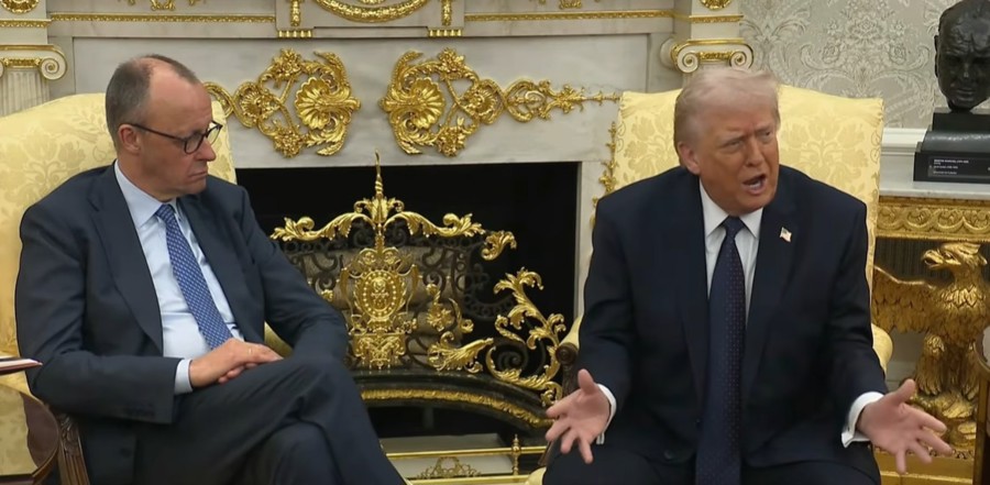 Captura de video de EFE tomada de una transmisión de la Casa Blanca del presidente de Estados Unidos, Donald Trump, junto al canciller de Alemania, Friedrich Merz, en Washington.