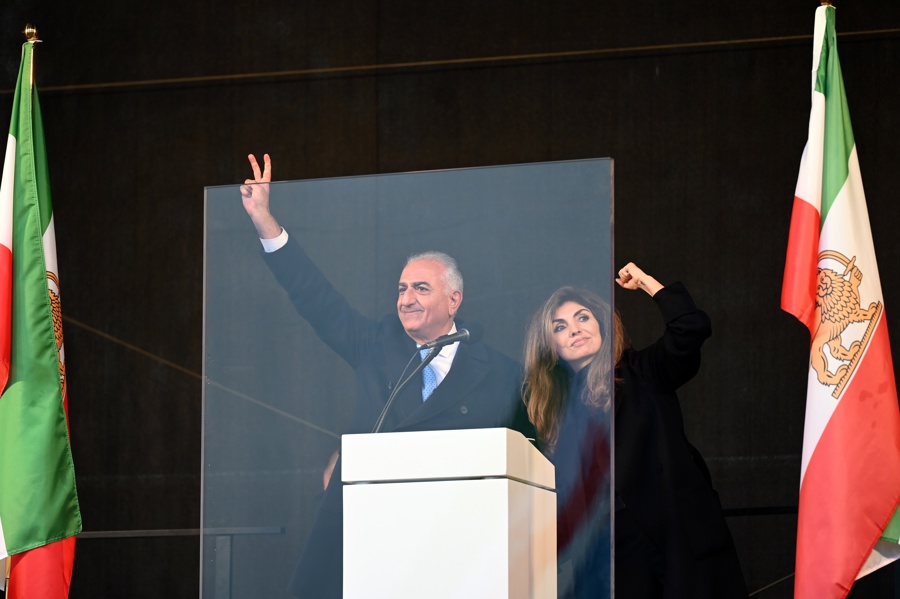 El hijo mayor y heredero del sah iraní depuesto en 1979 por la Revolución Islámica, Reza Pahlaví, y su esposa Yasmine, el pasado 14 de febrero durante una manifestación en Múnich, Alemania. (Foto de EFE)