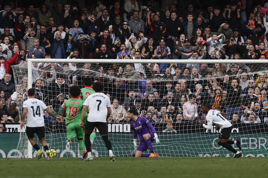 El centrocampista del Valencia, Largie Ramazani, marca gol de penalti conta Osasuna, durante el partido de la jornada 26 de LaLiga entre el Valencia y el Osasuna en el Estadio de Mestalla en Valencia. (Foto de EFE)