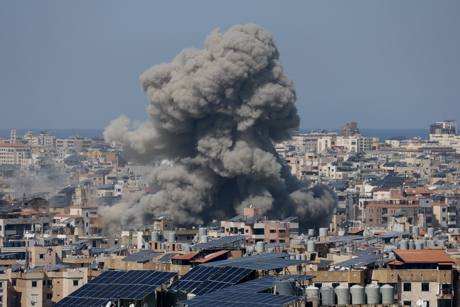 Columnas de humo se alzan tras un ataque aéreo israelí sobre Dahieh, en los suburbios del sur de Beirut, Líbano. (Foto de EFE)
