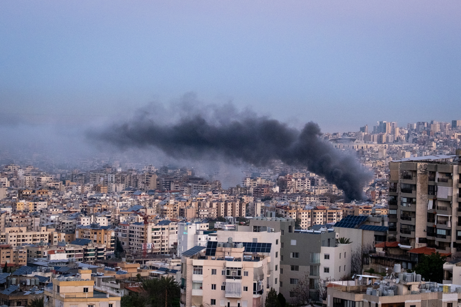 Beirut amanece con columnas de humo tras los bombardeos israelíes que han sacudido el suburbio sur de Dahye. (Foto de EFE)