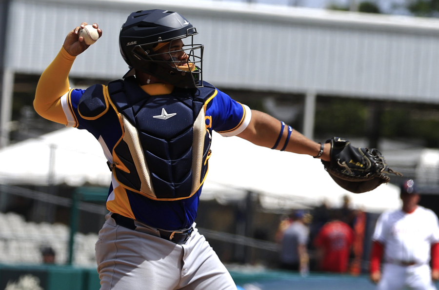 Daniel Vellojin, de Colombia, lanza una bola en un partido del Clásico Mundial de Béisbol. (Foto de EFE)