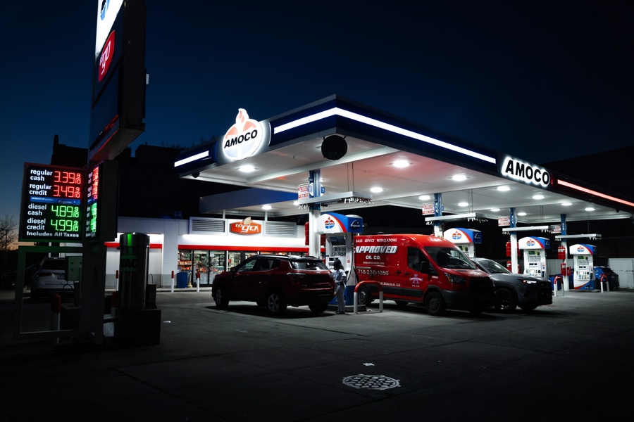 Alcanza gasolina en EUA los 3.88 dólares por galón, el precio más alto desde 2022