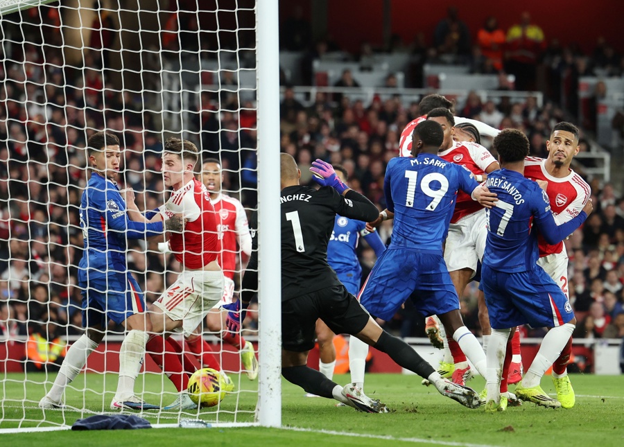 El jugador del Arsenal, Jurrien Timber, logra el 2-1 durante el partido de la Premier League que han jugado Arsenal FC y Chelsea FC en Londres, Reino Unido. (Foto de EFE)