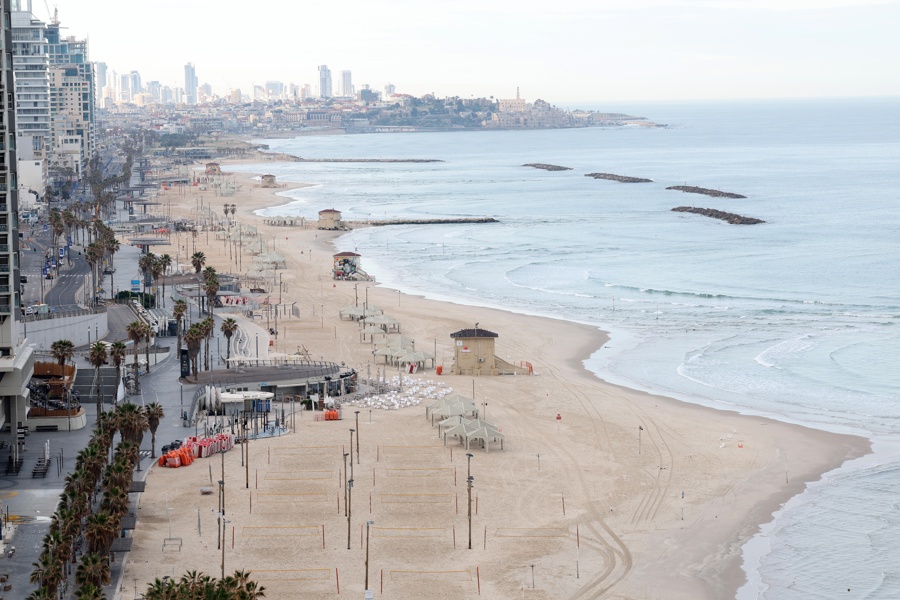 Vista este domingo 1 de marzo de una playa vacía tras los ataques con misiles iraníes de represalia contra Tel Aviv, Israel. (Foto de EFE)
