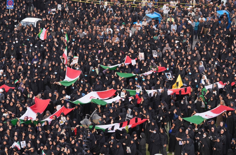 Una imagen facilitada a EFE por el Departamento de Prensa Extranjera de Irán muestra a iraníes participando en el funeral de las víctimas de un ataque aéreo contra una escuela de niñas en la ciudad de Minab, en el sur de Irán.