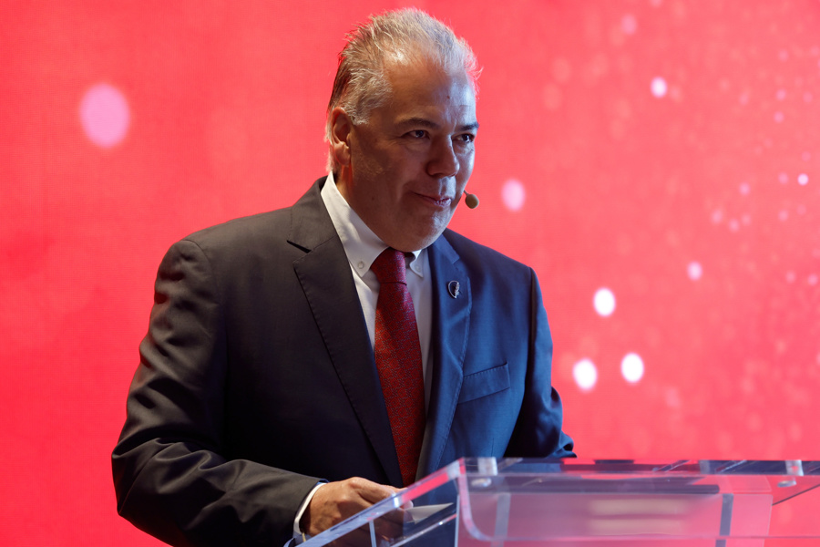 El presidente de la Cámara Nacional de la Industria de Restaurantes y Alimentos Condimentados (Canirac), Ignacio Alarcón, participa en una rueda de prensa en la Ciudad de México. (Foto de EFE)