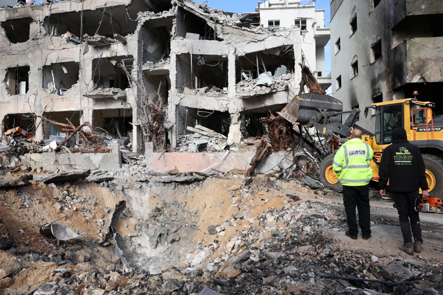 Personal de los servicios de emergencia inspecciona los daños en el lugar del impacto de un misil iraní en Tel Aviv, Israel. (Foto de EFE)
