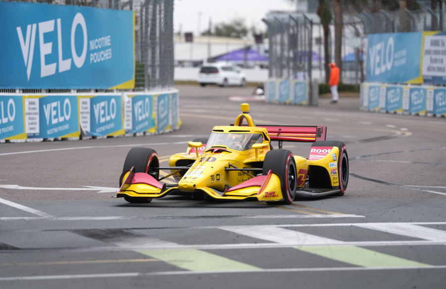 El piloto español de la escudería Chip Ganassi Racing, Alex Palou, participa en una carrera, en el Firestone Grand Prix en San Petersburgo, Florida. (Foto de EFE)