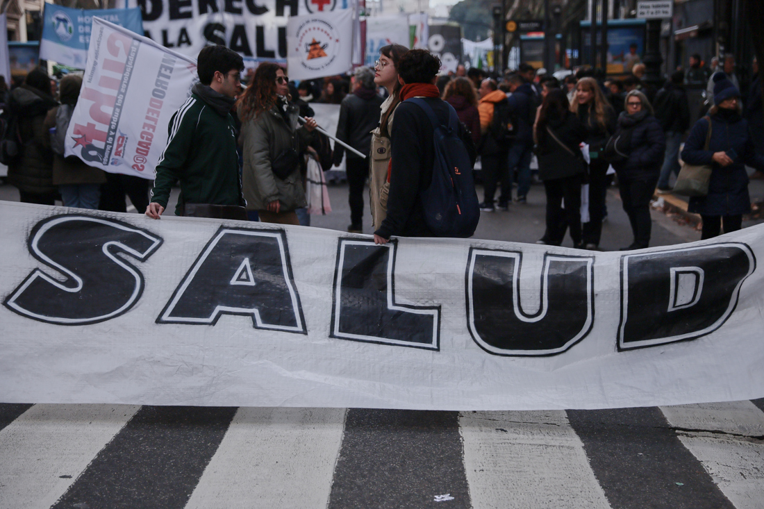 Profesionales de la salud pública protestan contra ajuste ...